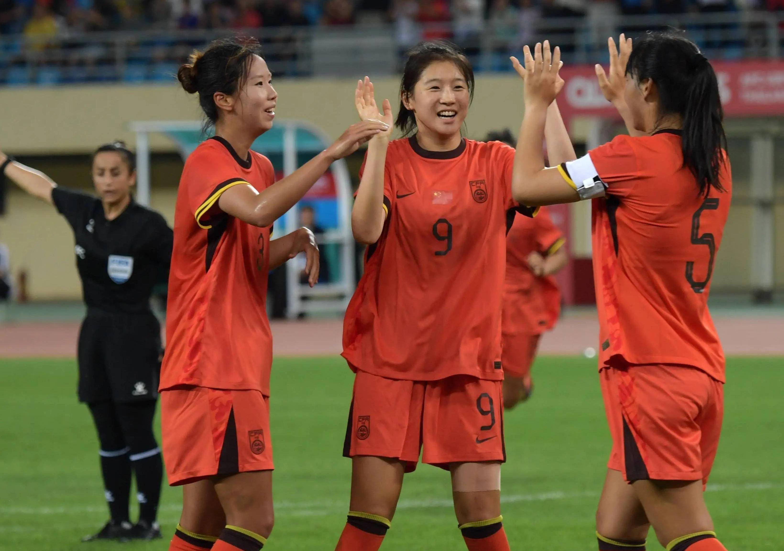 中国女足大比分击败对手，晋级下一轮