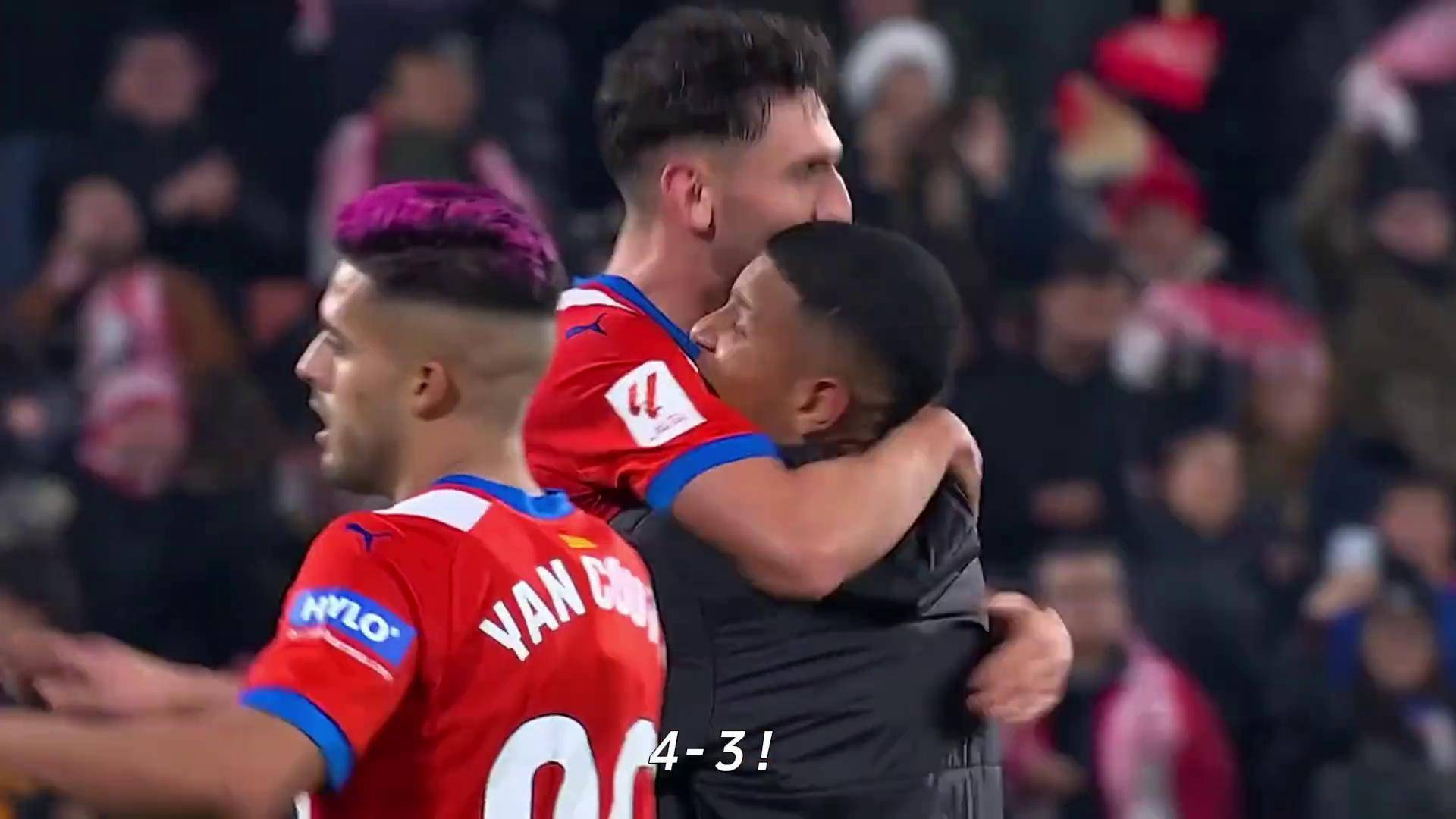 足球快报场上对决激烈，球队斗志高昂的简单介绍