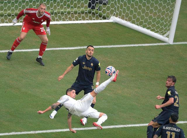 巴拉圭队长连场攻破对方球门 巴拉圭队长连场攻破对方球门