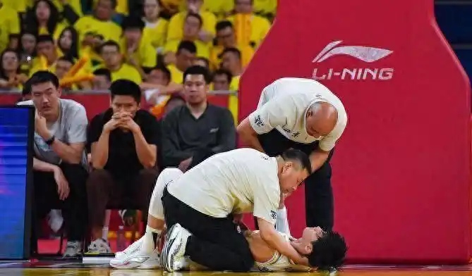 湖北男篮遭遇主场溃败，全队反思备战下轮