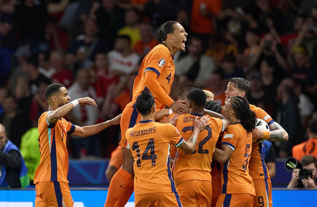 欧锦赛小组赛，荷兰队大胜西班牙