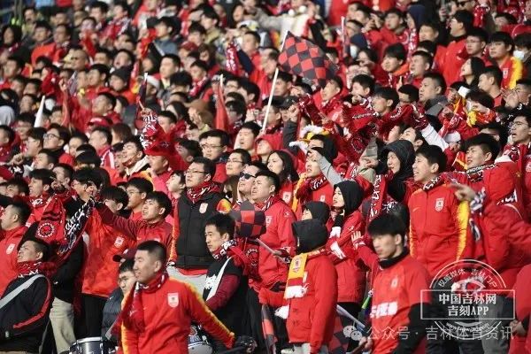 关于对决见高下：顶尖球队争夺胜利的信息