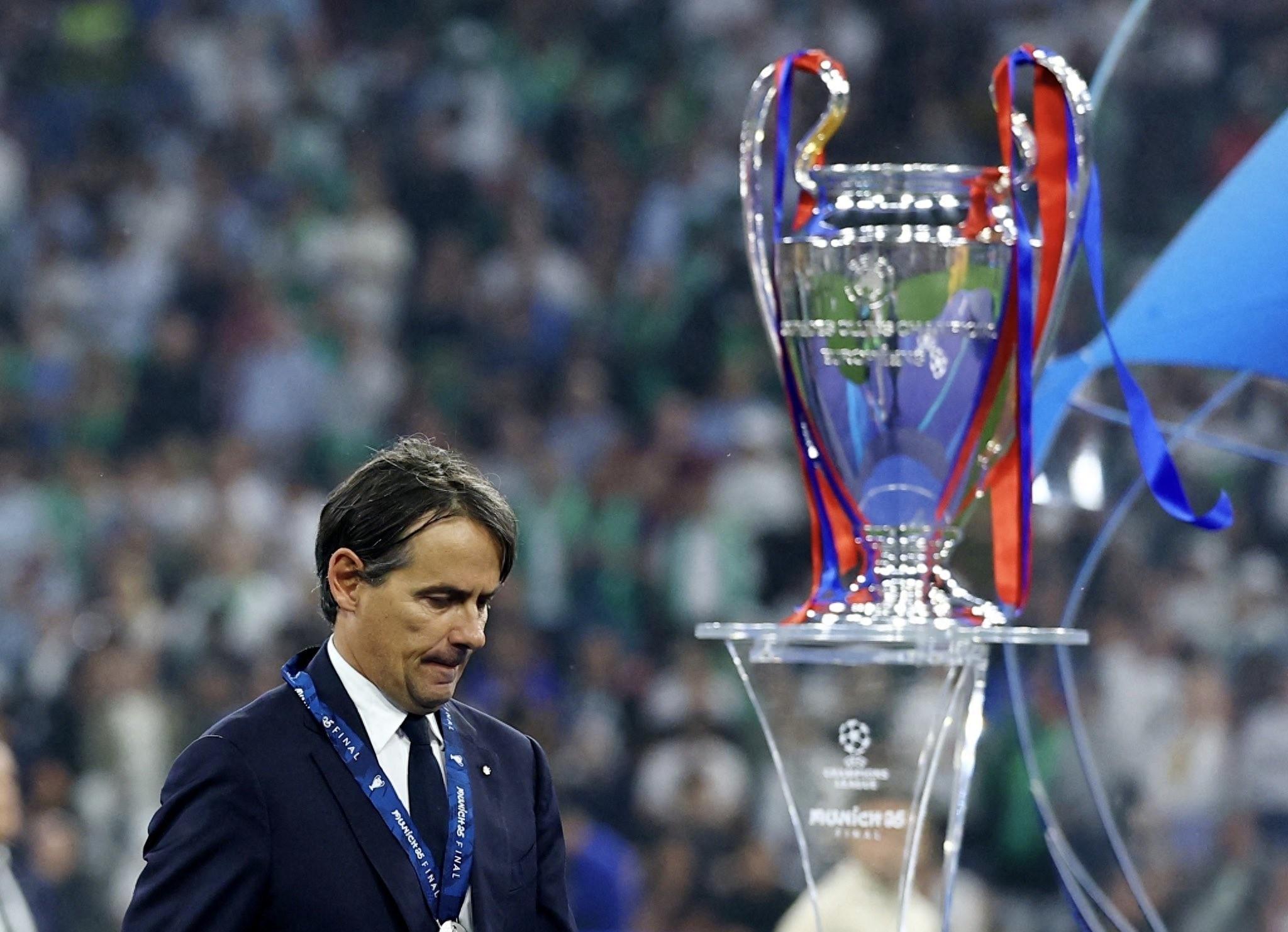 包含鱼皇获当选国际足联年度最佳中场球员的词条