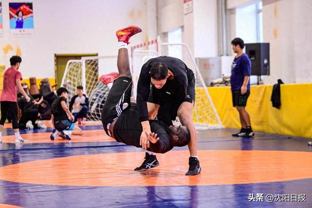 开云体育app-关于拼尽全力！球员全力冲刺，积极备战联赛的信息